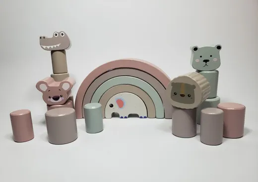 Arcoíris y animalitos de madera en tonos pastel