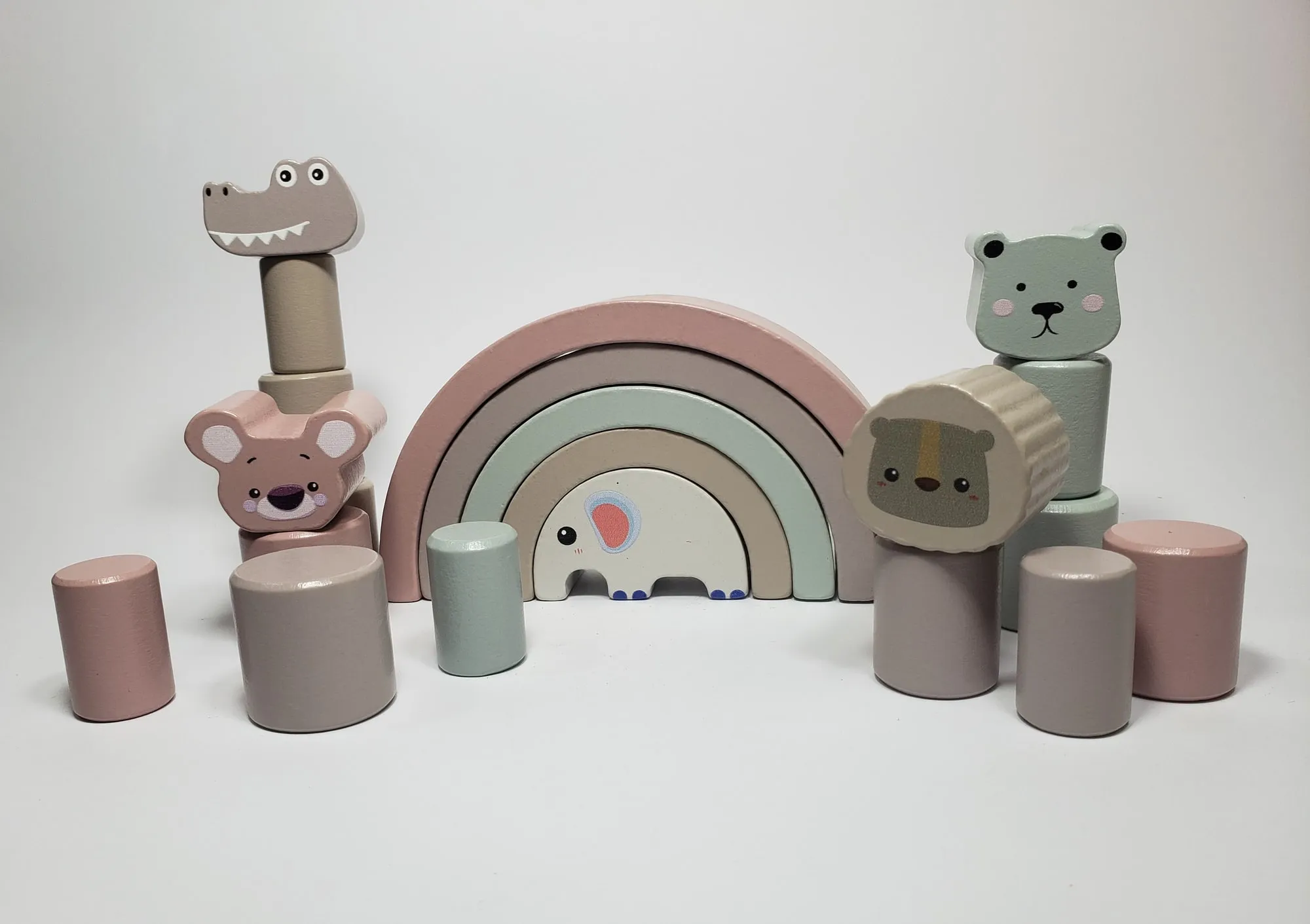 Arcoíris y animalitos de madera en tonos pastel