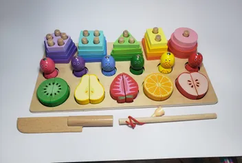 Juegos didácticos de madera acomodados en la vitrina