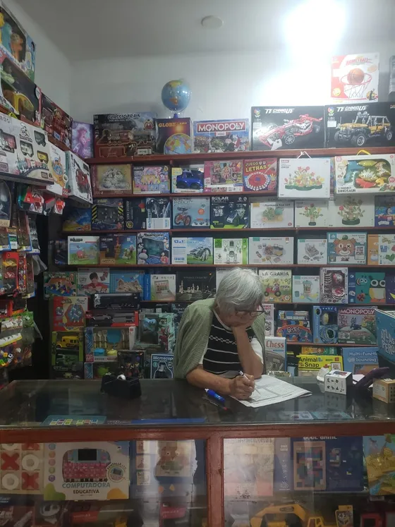 Atendiendo detrás del mostrador de Bazar Susy