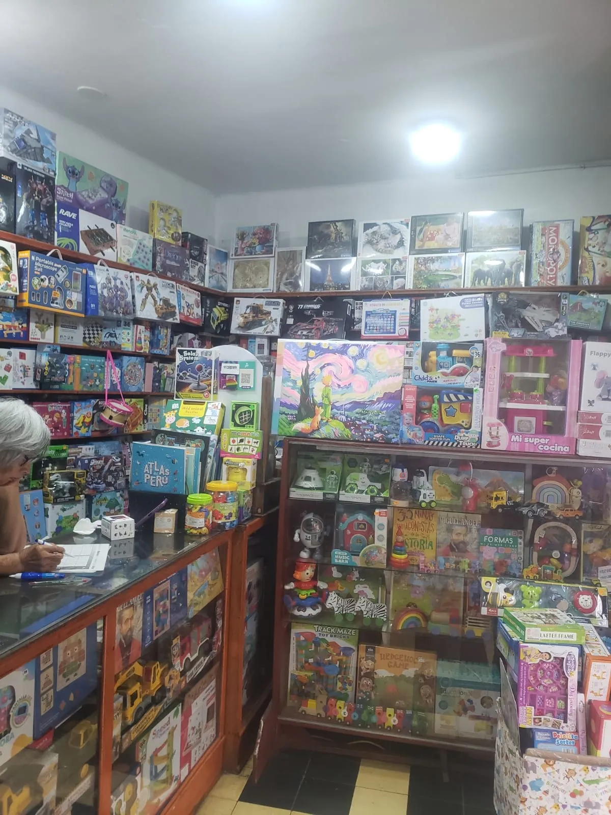Vitrinas y estantes llenos de cajas de juegos