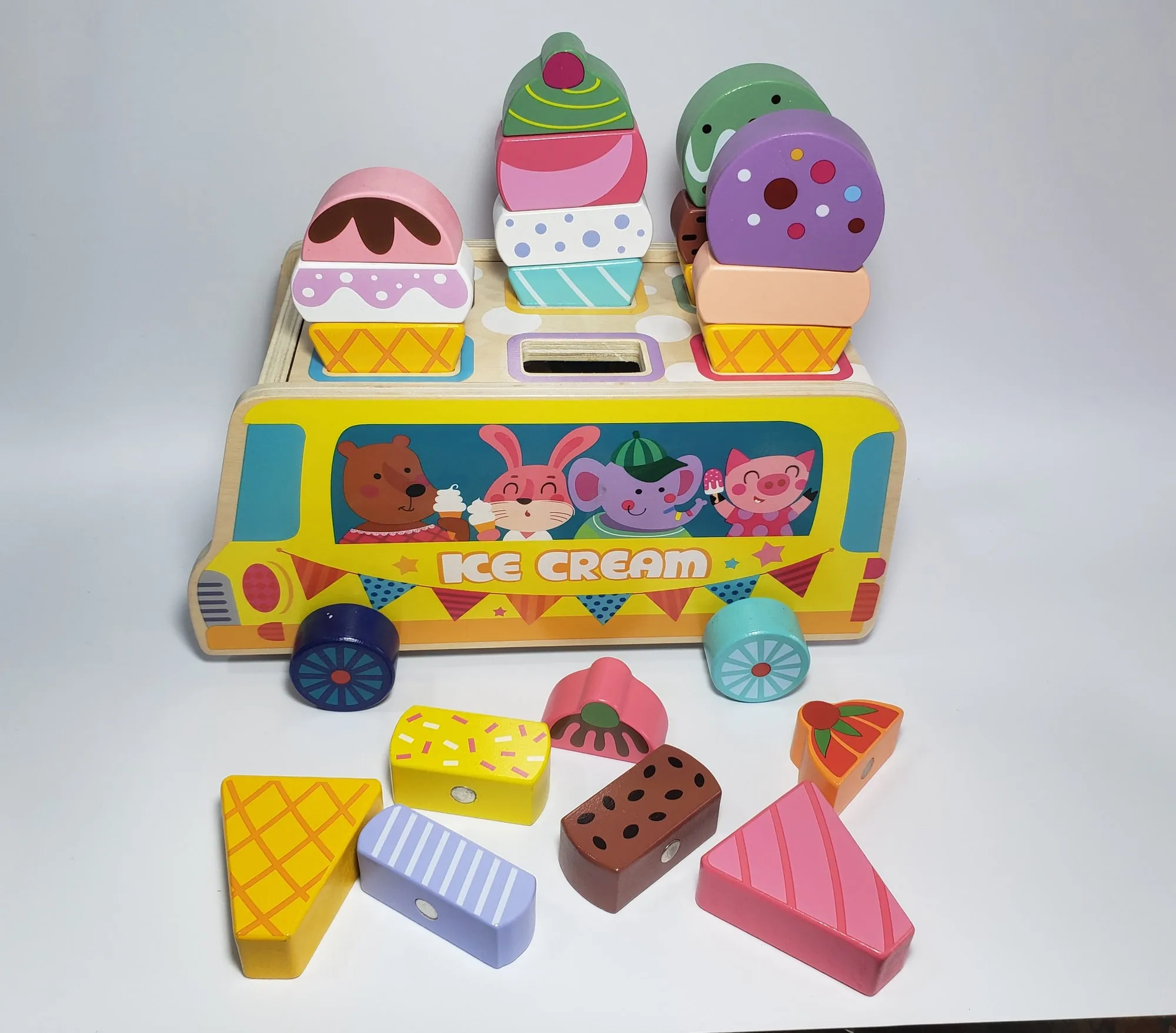 Heladería de madera con conos y helados de juguete