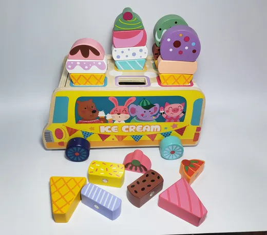 Heladería de madera con conos y helados de juguete