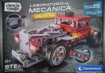 Vitrina con adornos de cerámica y juguetes de arte