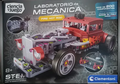 Vitrina con adornos de cerámica y juguetes de arte